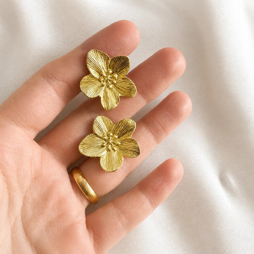 Brinco Pressão Flor Dourado Semijoia Feminina Folheado