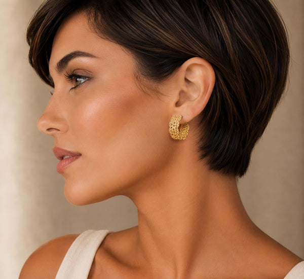 Elyra Joyas | Aros Aura Calada Bañados en Oro 18K
