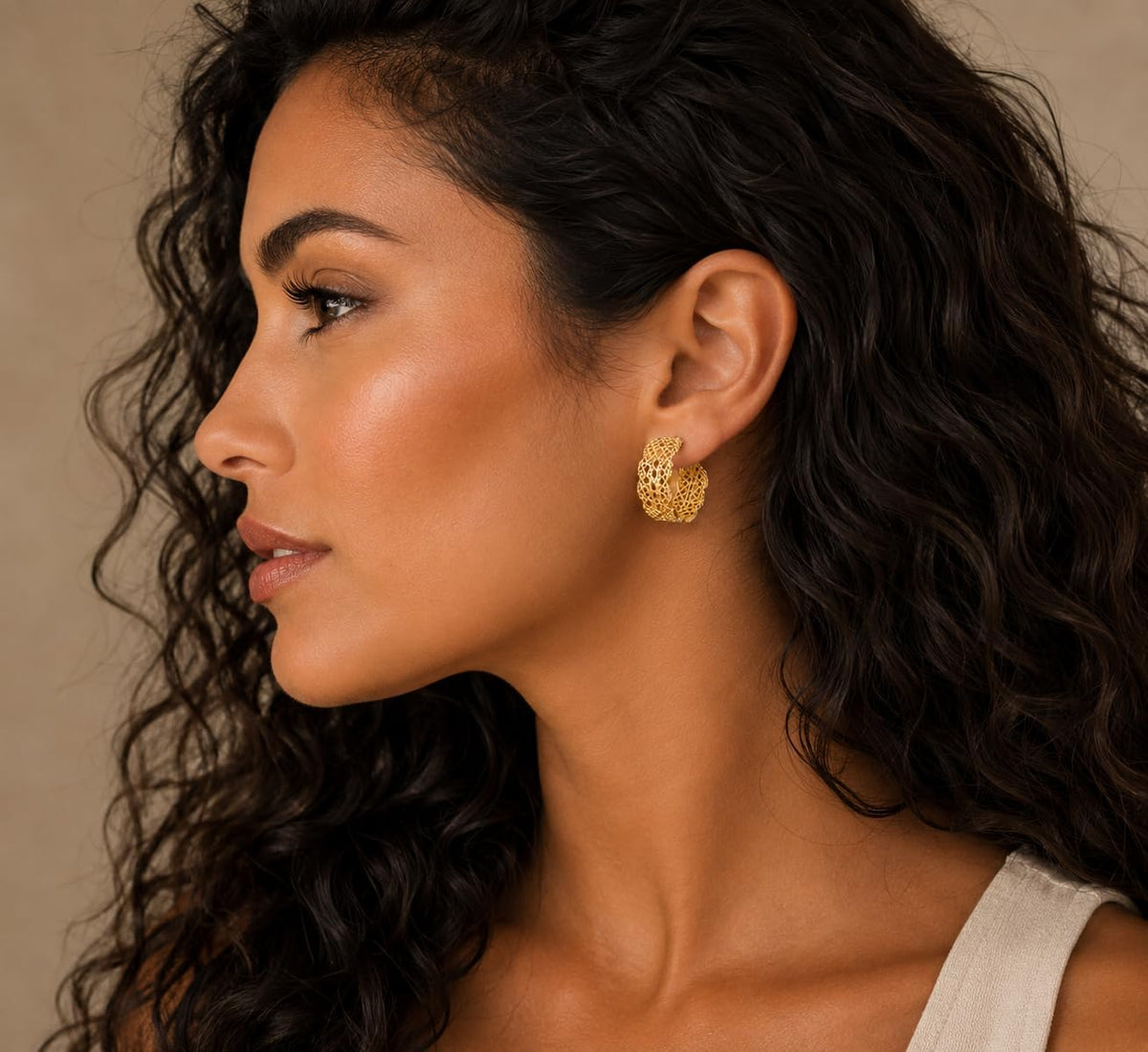Elyra Joyas | Aros Aura Calada Bañados en Oro 18K